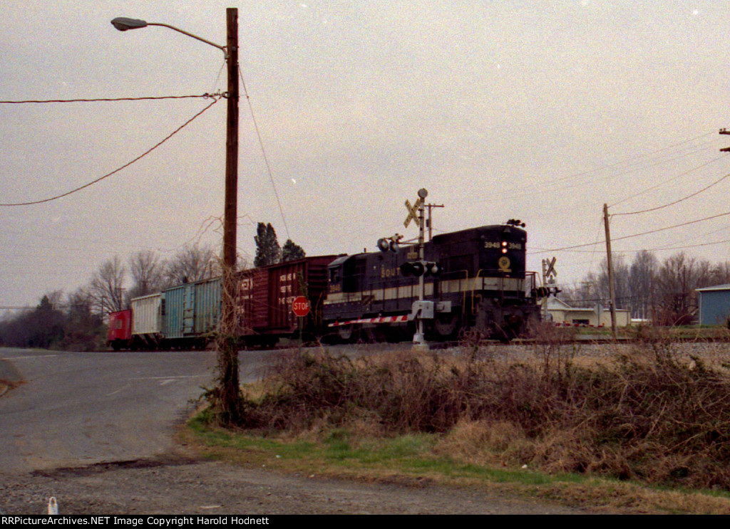 SOU 3948 leads a short train northbound